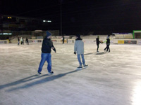 Jugendliche beim Eislaufen